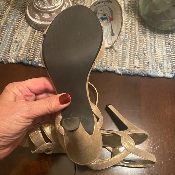 Gold dress high heels in excellent condition. - Picture 7 of 7